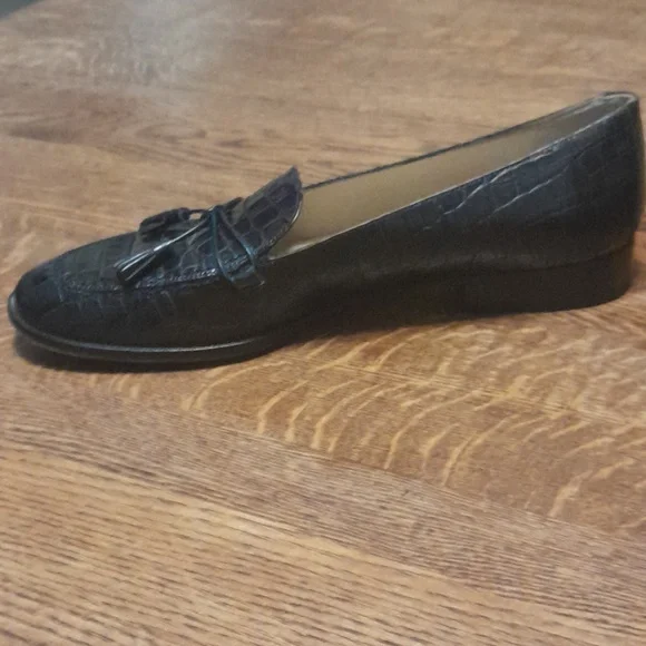8.5 TALBOTS LEATHER TASSEL LOAFERS - Picture 3 of 10